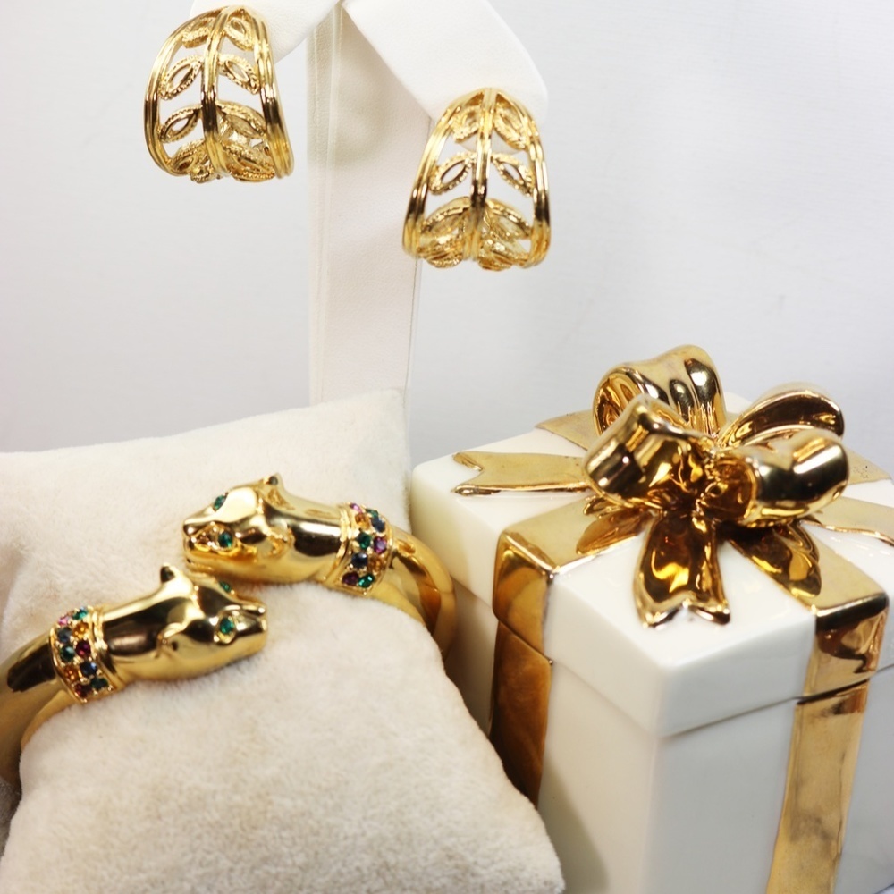 Vintage Trifari Gold Crescent Hoop Leaf Earrings - Picture 14 of 16